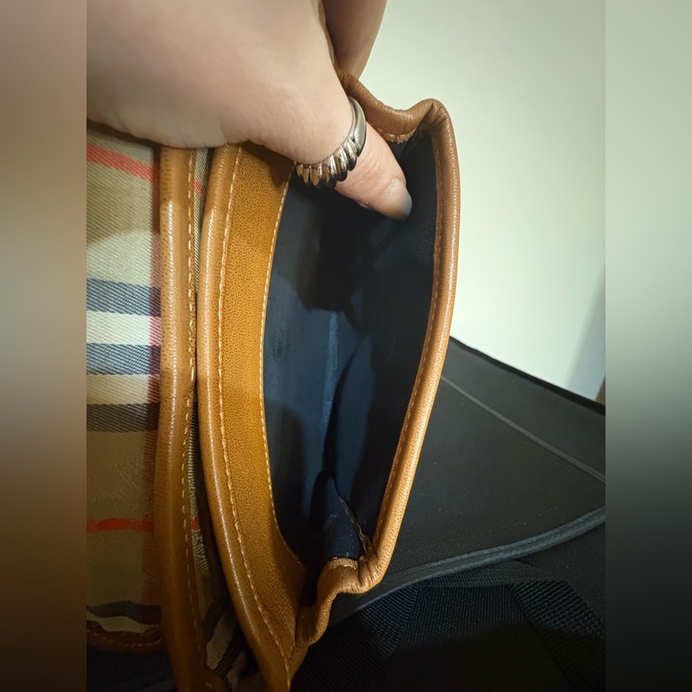 Burberrys Crossbody Bag‎ with Gold Details - Picture 7 of 14